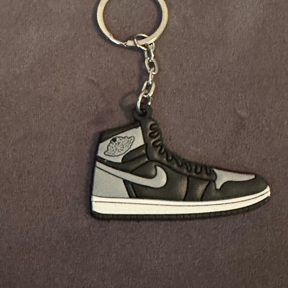 New Retro High OG「Shadow」" Pair of 3D Sneaker Keychain - Picture 3 of 4